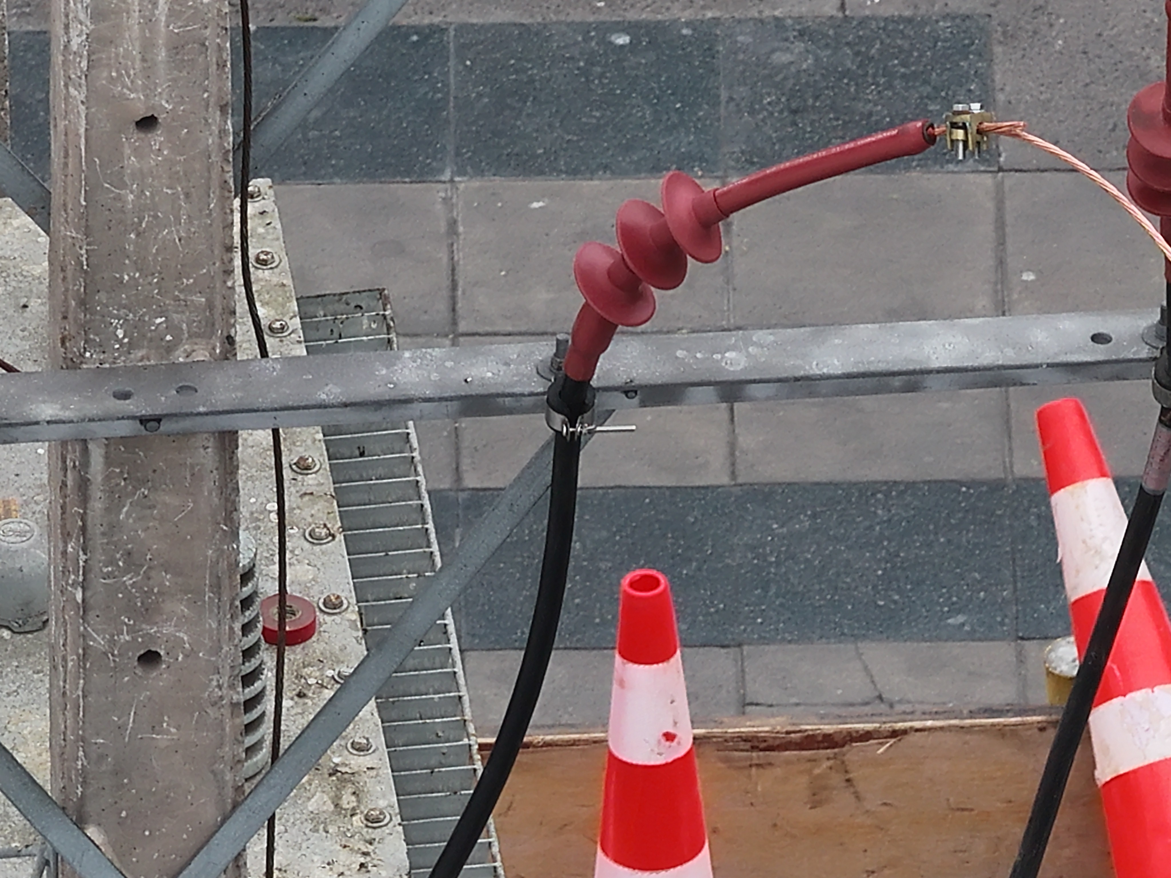 Detalle de una conexión eléctrica inspeccionada en el Teatro Municipal